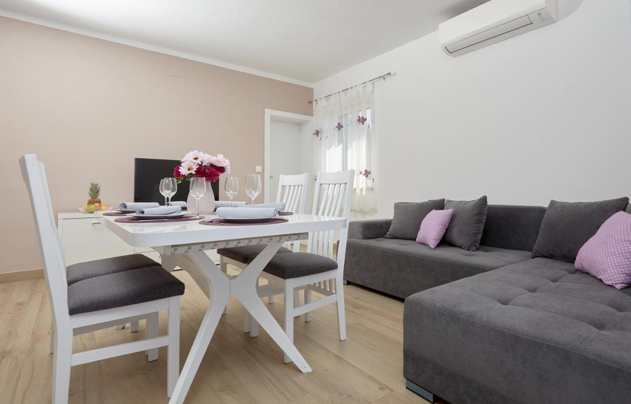 Apartments Nika Turanj Exterior photo