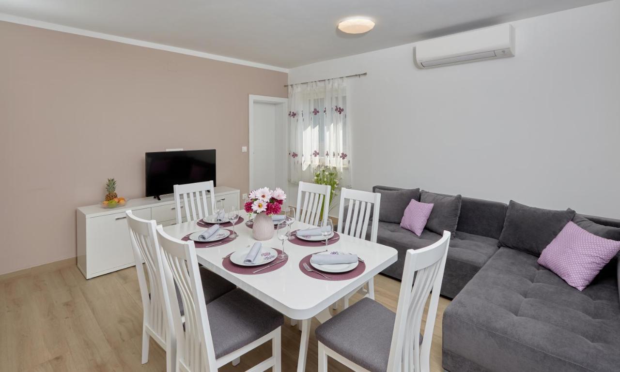 Apartments Nika Turanj Exterior photo